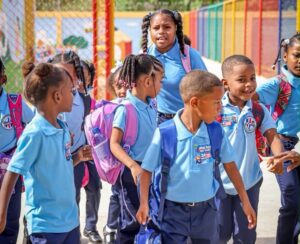Matrícula récord y viejos males marcan el inicio del año escolar 2026-2027