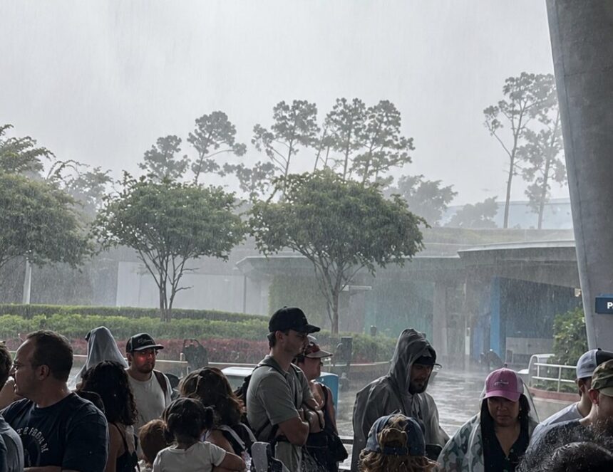 Fuerte tormenta obliga a suspender temporalmente operaciones en Disney World