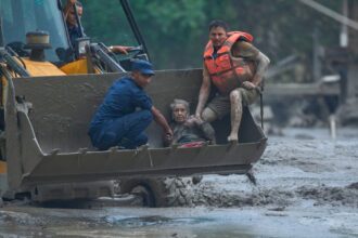 Inundaciones entre Nepal y China aumentan a 166 muertos y más de 700 desaparecidos