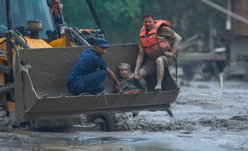 Inundaciones entre Nepal y China aumentan a 166 muertos y más de 700 desaparecidos