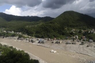 Localizado con vida uno de los tres españoles desaparecidos tras las riadas en Nepal