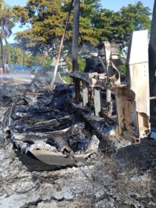 Autoridades reportan dos muertos tras incendio de camión en la avenida George Washington
