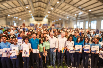 Abinader sostiene encuentro con 450 estudiantes de escuelas públicas y privadas, dialoga con jóvenes de comunidades apartadas de San Cristóbal y reafirma compromiso con su desarrollo