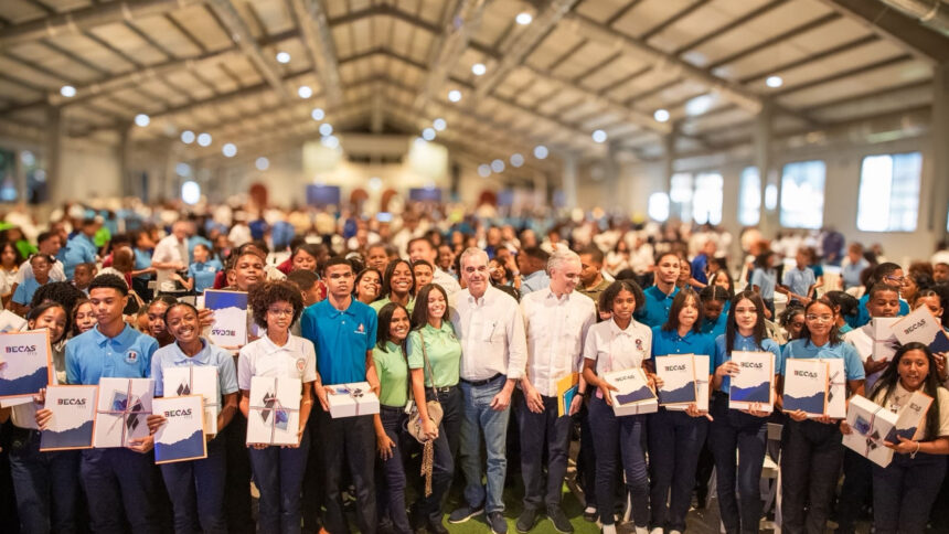 Abinader sostiene encuentro con 450 estudiantes de escuelas públicas y privadas, dialoga con jóvenes de comunidades apartadas de San Cristóbal y reafirma compromiso con su desarrollo