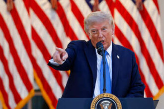 Trump lanza amenaza a países que tienen superávit con EE.UU.