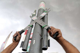 Hutíes de Yemen atacan con misiles balísticos y drones una base aérea en Arabia Saudita