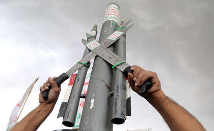 Hutíes de Yemen atacan con misiles balísticos y drones una base aérea en Arabia Saudita