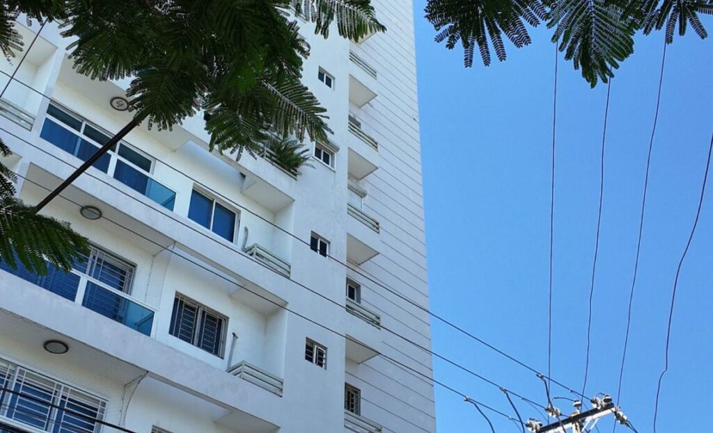 Muere adolescente tras caer desde un décimo piso de un residencial en DN