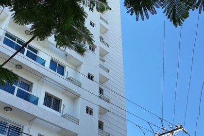 Muere adolescente tras caer desde un décimo piso de un residencial en DN