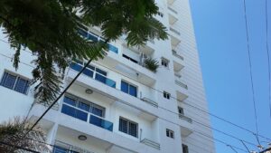 Por Elmer Féliz.— Un adolescente de aproximadamente 14 años falleció este miércoles tras caer desde un décimo piso de un edificio residencial, en un hecho ocurrido en la calle Francisco Pratz Ramírez, próximo a la avenida Núñez de Cáceres, en el sector El Millón, Distrito Nacional.

De acuerdo con informaciones preliminares, el menor habría caído desde el décimo nivel del inmueble. Hasta el momento, las circunstancias en las que ocurrió la caída no han sido establecidas oficialmente.

Tras el suceso, personal del Instituto Nacional de Ciencias Forenses (Inacif) se presentó en el lugar para realizar los procedimientos correspondientes y levantar el cuerpo.