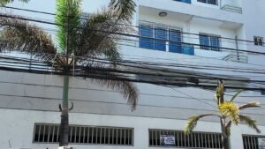 Por Elmer Féliz.— Un adolescente de aproximadamente 14 años falleció este miércoles tras caer desde un décimo piso de un edificio residencial, en un hecho ocurrido en la calle Francisco Pratz Ramírez, próximo a la avenida Núñez de Cáceres, en el sector El Millón, Distrito Nacional.

De acuerdo con informaciones preliminares, el menor habría caído desde el décimo nivel del inmueble. Hasta el momento, las circunstancias en las que ocurrió la caída no han sido establecidas oficialmente.

Tras el suceso, personal del Instituto Nacional de Ciencias Forenses (Inacif) se presentó en el lugar para realizar los procedimientos correspondientes y levantar el cuerpo.