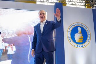 Abinader asume presidencia del PRM y asegura que no impondrá sucesor