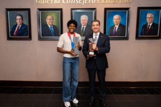 Banco Popular reconoce a Marileidy Paulino tras una histórica temporada en el atletismo mundial