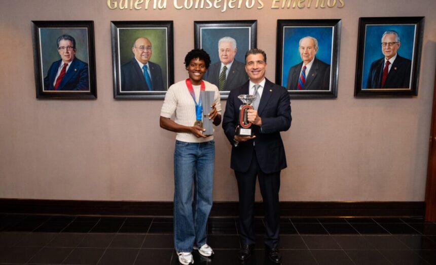 Banco Popular reconoce a Marileidy Paulino tras una histórica temporada en el atletismo mundial