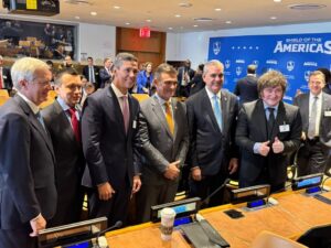Abinader se toma selfie con sus homólogos antes de reunión de Escudo de las Américas.