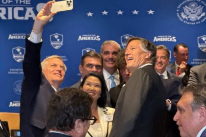 Abinader se toma selfie con sus homólogos antes de reunión de Escudo de las Américas.