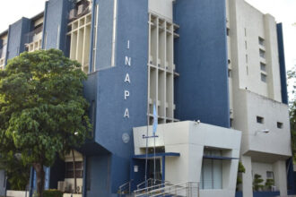 Pasar al contenido principal Navegación principal Inicio Noticias Agua Inapa inicia ampliación del acueducto múltiple Baitoa-Taveras La obra contará con inversión total de 995 millones de pesos. 4 de Septiembre 2026 | 15:29 Inapa Compartir: facebook sharing buttontwitter sharing buttonwhatsapp sharing buttonsharethis sharing button Santo Domingo.- El director ejecutivo del Instituto Nacional de Aguas Potables y Alcantarillados (Inapa), Wellington Arnaud, dio el primer palazo de la ampliación del acueducto múltiple Baitoa-Taveras, provincias Santiago y La Vega, obra esperada desde hace más de 50 años. La obra fortalecerá el servicio de agua potable con una inversión estimada de RD 995,035,756.59 y beneficiará a 35,139 habitantes. “Hoy estamos dando inicio a la solución definitiva al agua potable en el municipio de Baitoa y en el distrito de Tavera y garantizamos que no se quedará ningún sector sin agua”, expresó Arnaud. El titular del Inapa destacó que el proyecto forma parte del compromiso del presidente Luis Abinader de continuar fortaleciendo la infraestructura de agua potable en todo el país para garantizar un servicio más eficiente y mejorar la calidad de vida de miles de familias. “Desde el inicio estamos enfocados en proveer de agua potable en cantidad, calidad y presión, a cada hogar dominicano”, expresó el funcionario. Los comunitarios mostraron satisfacción por el inicio de la obra “hoy es un día muy especial para nosotros porque teníamos cincuenta años esperando y esta obra representa salud y bienestar para nuestras familias”, expresó el comunitario del municipio de Baitoa, Pedro Ángeles Pérez. El proyecto contará con una planta potabilizadora de filtración rápida con capacidad de producción de 100 litros por segundo, línea matriz, construcción de estaciones de bombeo, ampliación de redes de distribución, colocación de 8,126 acometidas, estación de relevo y líneas de impulsión de agua cruda, instalación de 143.51 kilómetros de tubería, y la construcción de tres nuevos depósitos reguladores de 2,800 m³, 500 m³ y 800 m³. La obra beneficiará a las comunidades de Baitoa Zona Urbana, La Lima, Los Ranchos de Taveras, Jobo (La Vega), Mamey, El Morro, Loma del Coco, Guardarraya (Sabana Iglesia), El Desecho, El Laurel, La Brusca, La Loma, La Estancia, Ceiba Gorda, La Jina Hueca, Guardarraya de Baitoa, La Capilla, Loma Quemada, Arroyo Arriba, Conuco Viejo, La Cigua, La Sabana, La Llanada, La Jagüita, Jagua Gorda (La Lomita), Kilómetro 5, San José (adentro y afuera), Mocán, Kilómetro 6 y Jagüey. Estuvieron presentes la gobernadora de Santiago, Rosa Santos; los diputados Nelson Marmolejos, Luis René Fernández y José Luis Abreu; los alcaldes de Baitoa Bernardo López; de Tavera, Marino de Jesús Abreu; de Puñal, Henríquez Romero; de Sabana Iglesias, Zoila Joselin Pichardo, entre otras autoridades. Finalmente, fue juramentada la comisión de veeduría, integrada por las autoridades y la sociedad civil para dar seguimiento a la obra. INAPA Noticias relacionadas Coraasan Agua Coraasan inicia ampliación de la toma de captación del Acueducto Las Charcas en Santiago Energia Agua Copre vigila niveles de embalses y ajusta operación para garantizar abastecimiento ante déficit de lluvias Presidente Abinader Agua Presidente Abinader anuncia ampliación del acueducto del Cibao Central y solución a la distribución de agua en Santo Domingo INICIO PRESIDENCIA NOTICIAS DECRETOS VACÚNATE RD DIECOM MINISTERIOS Presidencia de la República Dominicana Palacio Nacional, Avenida México esquina Dr. Delgado, Gascue, Santo Domingo, República Dominicana · 809.695.8000