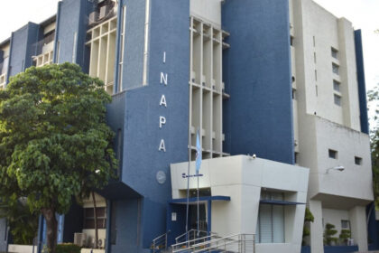 Pasar al contenido principal Navegación principal Inicio Noticias Agua Inapa inicia ampliación del acueducto múltiple Baitoa-Taveras La obra contará con inversión total de 995 millones de pesos. 4 de Septiembre 2026 | 15:29 Inapa Compartir: facebook sharing buttontwitter sharing buttonwhatsapp sharing buttonsharethis sharing button Santo Domingo.- El director ejecutivo del Instituto Nacional de Aguas Potables y Alcantarillados (Inapa), Wellington Arnaud, dio el primer palazo de la ampliación del acueducto múltiple Baitoa-Taveras, provincias Santiago y La Vega, obra esperada desde hace más de 50 años. La obra fortalecerá el servicio de agua potable con una inversión estimada de RD 995,035,756.59 y beneficiará a 35,139 habitantes. “Hoy estamos dando inicio a la solución definitiva al agua potable en el municipio de Baitoa y en el distrito de Tavera y garantizamos que no se quedará ningún sector sin agua”, expresó Arnaud. El titular del Inapa destacó que el proyecto forma parte del compromiso del presidente Luis Abinader de continuar fortaleciendo la infraestructura de agua potable en todo el país para garantizar un servicio más eficiente y mejorar la calidad de vida de miles de familias. “Desde el inicio estamos enfocados en proveer de agua potable en cantidad, calidad y presión, a cada hogar dominicano”, expresó el funcionario. Los comunitarios mostraron satisfacción por el inicio de la obra “hoy es un día muy especial para nosotros porque teníamos cincuenta años esperando y esta obra representa salud y bienestar para nuestras familias”, expresó el comunitario del municipio de Baitoa, Pedro Ángeles Pérez. El proyecto contará con una planta potabilizadora de filtración rápida con capacidad de producción de 100 litros por segundo, línea matriz, construcción de estaciones de bombeo, ampliación de redes de distribución, colocación de 8,126 acometidas, estación de relevo y líneas de impulsión de agua cruda, instalación de 143.51 kilómetros de tubería, y la construcción de tres nuevos depósitos reguladores de 2,800 m³, 500 m³ y 800 m³. La obra beneficiará a las comunidades de Baitoa Zona Urbana, La Lima, Los Ranchos de Taveras, Jobo (La Vega), Mamey, El Morro, Loma del Coco, Guardarraya (Sabana Iglesia), El Desecho, El Laurel, La Brusca, La Loma, La Estancia, Ceiba Gorda, La Jina Hueca, Guardarraya de Baitoa, La Capilla, Loma Quemada, Arroyo Arriba, Conuco Viejo, La Cigua, La Sabana, La Llanada, La Jagüita, Jagua Gorda (La Lomita), Kilómetro 5, San José (adentro y afuera), Mocán, Kilómetro 6 y Jagüey. Estuvieron presentes la gobernadora de Santiago, Rosa Santos; los diputados Nelson Marmolejos, Luis René Fernández y José Luis Abreu; los alcaldes de Baitoa Bernardo López; de Tavera, Marino de Jesús Abreu; de Puñal, Henríquez Romero; de Sabana Iglesias, Zoila Joselin Pichardo, entre otras autoridades. Finalmente, fue juramentada la comisión de veeduría, integrada por las autoridades y la sociedad civil para dar seguimiento a la obra. INAPA Noticias relacionadas Coraasan Agua Coraasan inicia ampliación de la toma de captación del Acueducto Las Charcas en Santiago Energia Agua Copre vigila niveles de embalses y ajusta operación para garantizar abastecimiento ante déficit de lluvias Presidente Abinader Agua Presidente Abinader anuncia ampliación del acueducto del Cibao Central y solución a la distribución de agua en Santo Domingo INICIO PRESIDENCIA NOTICIAS DECRETOS VACÚNATE RD DIECOM MINISTERIOS Presidencia de la República Dominicana Palacio Nacional, Avenida México esquina Dr. Delgado, Gascue, Santo Domingo, República Dominicana · 809.695.8000