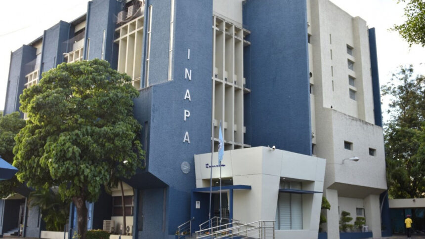 Pasar al contenido principal Navegación principal Inicio Noticias Agua Inapa inicia ampliación del acueducto múltiple Baitoa-Taveras La obra contará con inversión total de 995 millones de pesos. 4 de Septiembre 2026 | 15:29 Inapa Compartir: facebook sharing buttontwitter sharing buttonwhatsapp sharing buttonsharethis sharing button Santo Domingo.- El director ejecutivo del Instituto Nacional de Aguas Potables y Alcantarillados (Inapa), Wellington Arnaud, dio el primer palazo de la ampliación del acueducto múltiple Baitoa-Taveras, provincias Santiago y La Vega, obra esperada desde hace más de 50 años. La obra fortalecerá el servicio de agua potable con una inversión estimada de RD 995,035,756.59 y beneficiará a 35,139 habitantes. “Hoy estamos dando inicio a la solución definitiva al agua potable en el municipio de Baitoa y en el distrito de Tavera y garantizamos que no se quedará ningún sector sin agua”, expresó Arnaud. El titular del Inapa destacó que el proyecto forma parte del compromiso del presidente Luis Abinader de continuar fortaleciendo la infraestructura de agua potable en todo el país para garantizar un servicio más eficiente y mejorar la calidad de vida de miles de familias. “Desde el inicio estamos enfocados en proveer de agua potable en cantidad, calidad y presión, a cada hogar dominicano”, expresó el funcionario. Los comunitarios mostraron satisfacción por el inicio de la obra “hoy es un día muy especial para nosotros porque teníamos cincuenta años esperando y esta obra representa salud y bienestar para nuestras familias”, expresó el comunitario del municipio de Baitoa, Pedro Ángeles Pérez. El proyecto contará con una planta potabilizadora de filtración rápida con capacidad de producción de 100 litros por segundo, línea matriz, construcción de estaciones de bombeo, ampliación de redes de distribución, colocación de 8,126 acometidas, estación de relevo y líneas de impulsión de agua cruda, instalación de 143.51 kilómetros de tubería, y la construcción de tres nuevos depósitos reguladores de 2,800 m³, 500 m³ y 800 m³. La obra beneficiará a las comunidades de Baitoa Zona Urbana, La Lima, Los Ranchos de Taveras, Jobo (La Vega), Mamey, El Morro, Loma del Coco, Guardarraya (Sabana Iglesia), El Desecho, El Laurel, La Brusca, La Loma, La Estancia, Ceiba Gorda, La Jina Hueca, Guardarraya de Baitoa, La Capilla, Loma Quemada, Arroyo Arriba, Conuco Viejo, La Cigua, La Sabana, La Llanada, La Jagüita, Jagua Gorda (La Lomita), Kilómetro 5, San José (adentro y afuera), Mocán, Kilómetro 6 y Jagüey. Estuvieron presentes la gobernadora de Santiago, Rosa Santos; los diputados Nelson Marmolejos, Luis René Fernández y José Luis Abreu; los alcaldes de Baitoa Bernardo López; de Tavera, Marino de Jesús Abreu; de Puñal, Henríquez Romero; de Sabana Iglesias, Zoila Joselin Pichardo, entre otras autoridades. Finalmente, fue juramentada la comisión de veeduría, integrada por las autoridades y la sociedad civil para dar seguimiento a la obra. INAPA Noticias relacionadas Coraasan Agua Coraasan inicia ampliación de la toma de captación del Acueducto Las Charcas en Santiago Energia Agua Copre vigila niveles de embalses y ajusta operación para garantizar abastecimiento ante déficit de lluvias Presidente Abinader Agua Presidente Abinader anuncia ampliación del acueducto del Cibao Central y solución a la distribución de agua en Santo Domingo INICIO PRESIDENCIA NOTICIAS DECRETOS VACÚNATE RD DIECOM MINISTERIOS Presidencia de la República Dominicana Palacio Nacional, Avenida México esquina Dr. Delgado, Gascue, Santo Domingo, República Dominicana · 809.695.8000