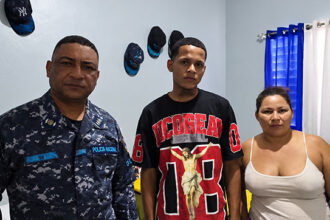 “Risita” se entrega acompañado de su madre; era buscado por presunto robo de celular y motocicleta