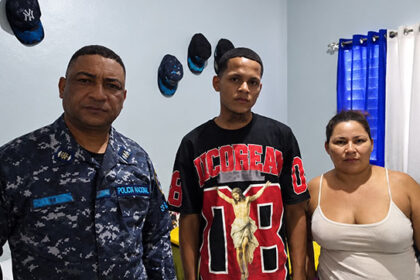 “Risita” se entrega acompañado de su madre; era buscado por presunto robo de celular y motocicleta