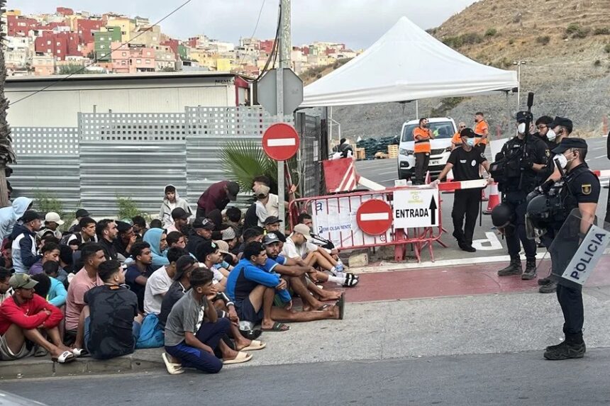 Marlaska pregunta al director de la Policía si agentes marroquíes guiaron la entrada a Ceuta, tal y como publica El Español