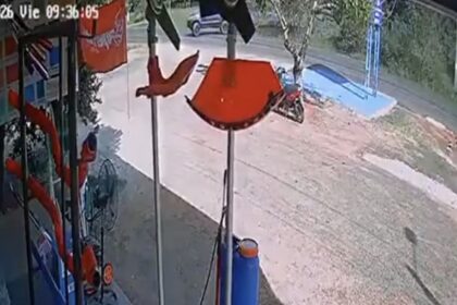 MOMENTO FATAL en el que un motociclista se estrella contra una camioneta
