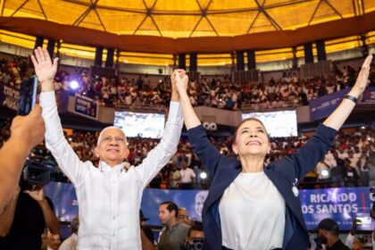 Carolina Mejía presenta a Ricardo de los Santos como su jefe de campaña