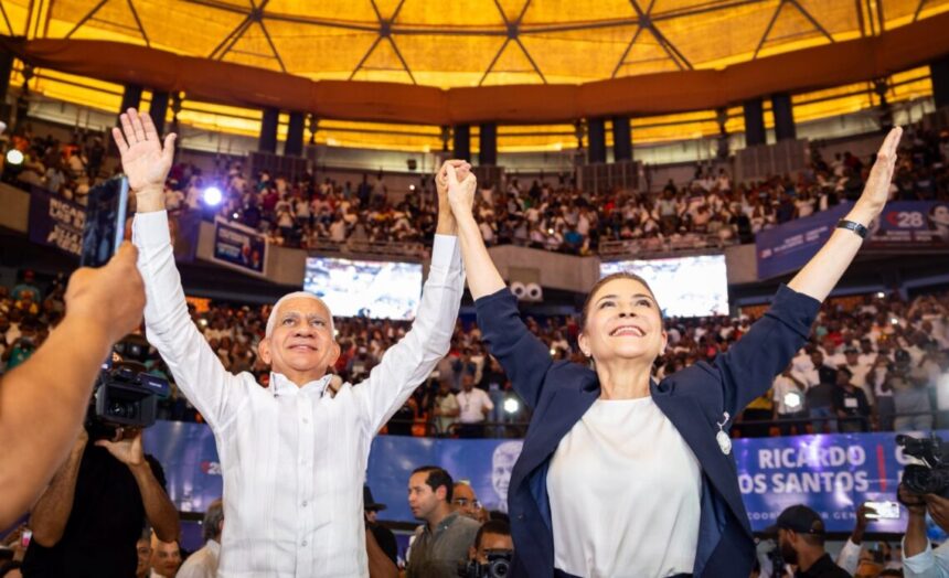 Carolina Mejía presenta a Ricardo de los Santos como su jefe de campaña