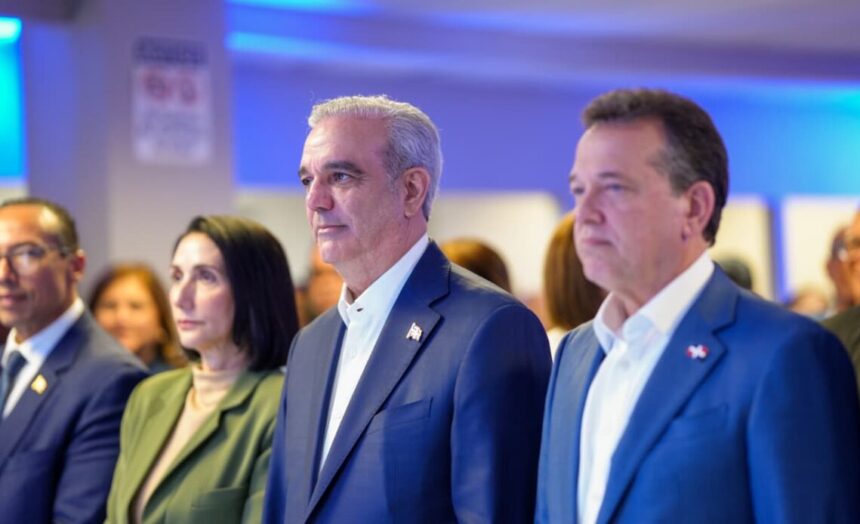 Abinader inicia entrega del pasaporte electrónico a dominicanos en EE. UU.