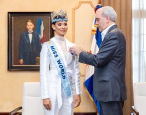 Presidente Luis Abinader recibe en el Palacio Nacional a Miss Mundo 2026, Joheirry Mola