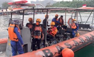 Indonesia busca a ocho desaparecidos que viajaban en lancha al volcán Anak Krakatoa