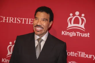 Lionel Richie vuelve a su casa luego someterse a pruebas de corazón en un hospital