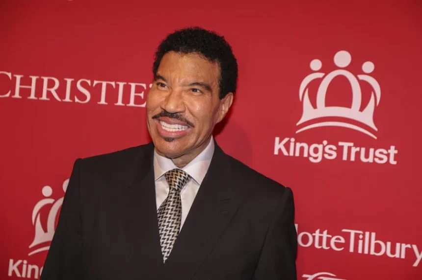 Lionel Richie vuelve a su casa luego someterse a pruebas de corazón en un hospital