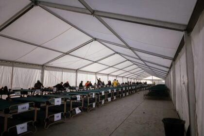 El centro temporal del puerto de Ceuta completa sus 1.700 plazas para migrantes