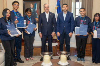 Abinader recibe en Palacio Nacional a jóvenes dominicanos que rompieron récord mundial de lectura