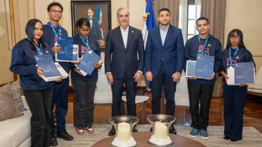 Abinader recibe en Palacio Nacional a jóvenes dominicanos que rompieron récord mundial de lectura