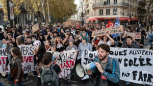 Fuertes protestas de estudiantes arrasan Francia y se extienden a un país vecino (EN VIVO)