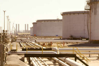 Oriente Medio arde, pero las petroleras no se van: ¿por qué siguen invirtiendo?