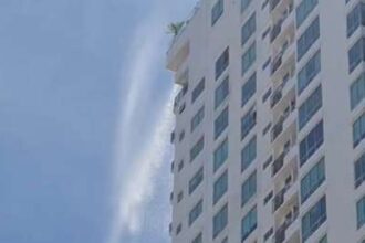 VIDEO: Cascada con agua de piscinas cae de un rascacielos en Panamá en pleno terremoto
