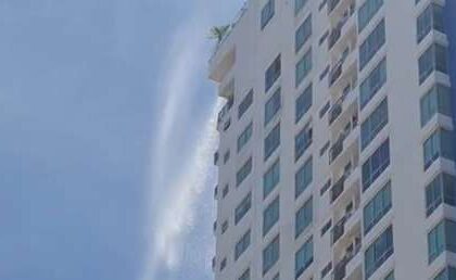 VIDEO: Cascada con agua de piscinas cae de un rascacielos en Panamá en pleno terremoto
