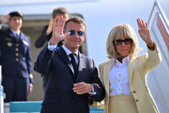 Macron viajará a Oriente Medio en busca de combustible mientras Francia arde