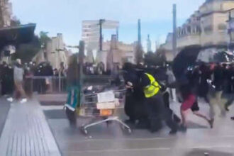 VIDEO: Manifestantes en Francia intentan romper barrera policial con carritos de supermercado
