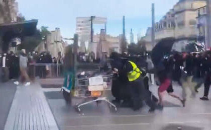 VIDEO: Manifestantes en Francia intentan romper barrera policial con carritos de supermercado