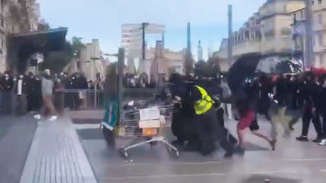VIDEO: Manifestantes en Francia intentan romper barrera policial con carritos de supermercado