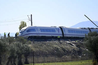 FOTO: Un riel atraviesa un vagón de uno de los trenes accidentados en España