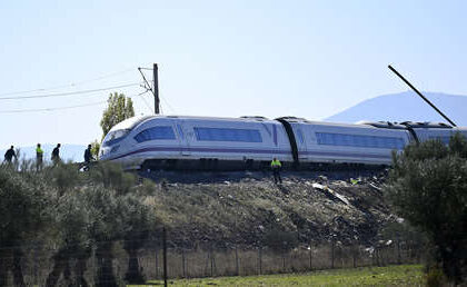 FOTO: Un riel atraviesa un vagón de uno de los trenes accidentados en España