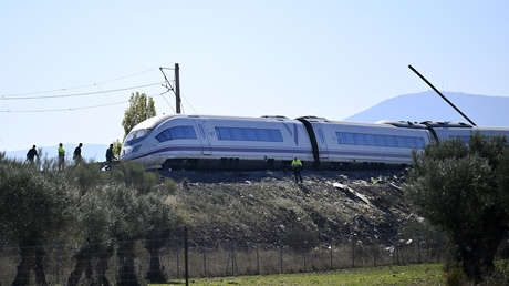FOTO: Un riel atraviesa un vagón de uno de los trenes accidentados en España