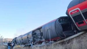 Exponen las principales hipótesis detrás del mortal accidente ferroviario en España