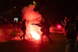 VIDEOS: Manifestantes chocan con policías y exigen renuncia del ministro de Transporte español tras mortífera tragedia ferroviaria